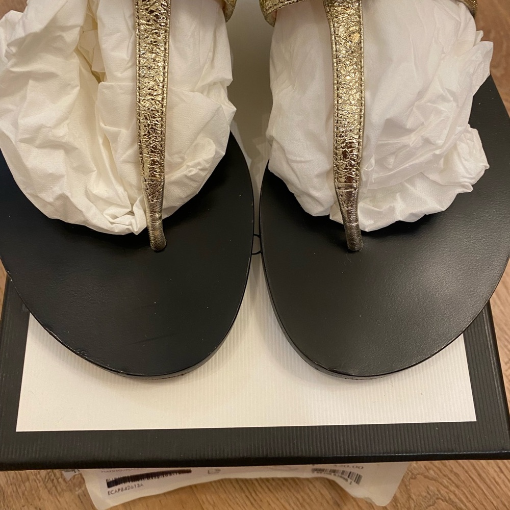 Gold GG Logo Thong Sandals - Picture 5 of 7